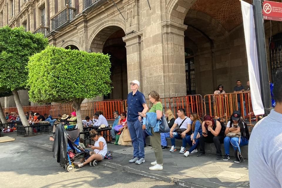 La frecuencia de las manifestaciones hace que los principales edificios se mantengan permanentemente cercados.