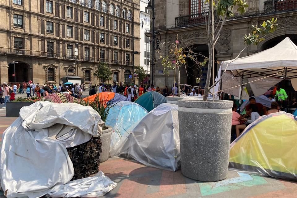 En las vialidades que rodean el Zócalo ya no hay autos, pero  en los alrededores abundan los plantones.