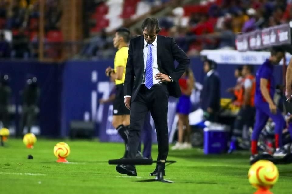 Fiel a su estilo, Guillermo Almada se la pasó haciendo corajes en el banquillo del Pachuca.