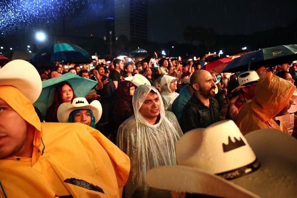 Los más precavidos sacaron sus paraguas o impermeables, los más desafortunados aguantaron estoicos entre la lluvia.