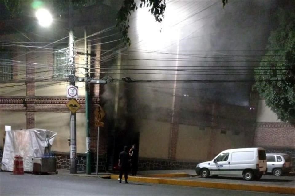 Bomberos acudieron a sofocar el fuego y no se reportaron lesionados.