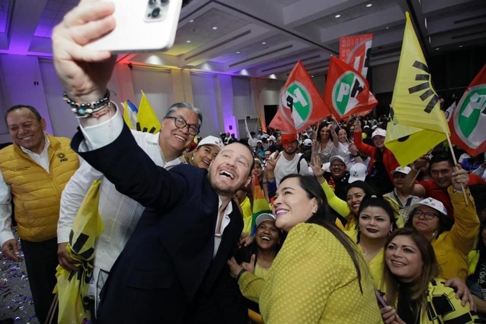 En compañía de militantes del PAN y del PRD, Santiago Taboada se declaró ganador del debate.