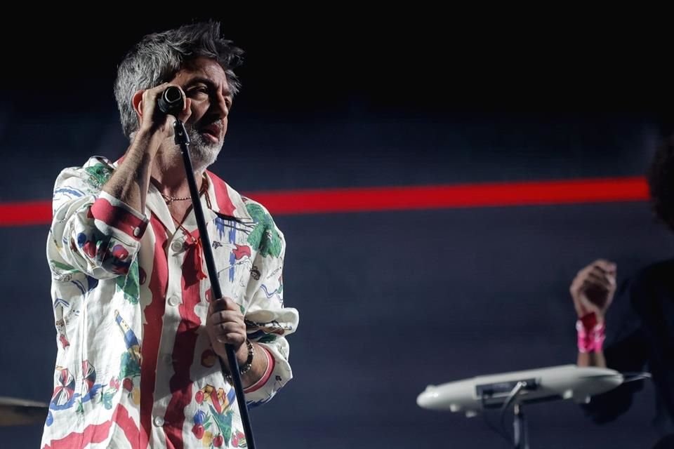 Y desde Sudamérica, los Babasónicos asaltaron la noche en el escenario principal del Vive Latino, para llenar de rock y juegos de luces a su fanaticada.