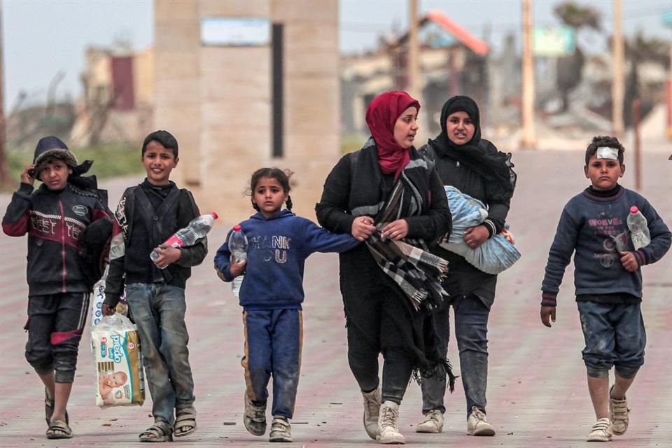 Palestinos desplazados huyen del área del hospital Al Shifa, en Gaza.