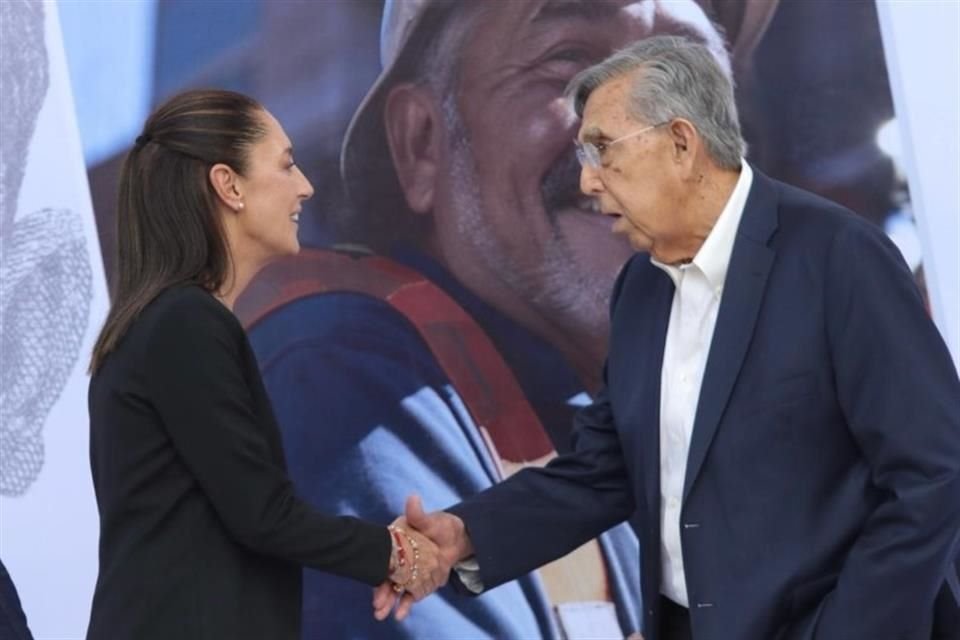 Claudia Sheinbaum y Lázaro Cárdenas se saludan en el 86 Aniversario de la Expropiación Petrolera.