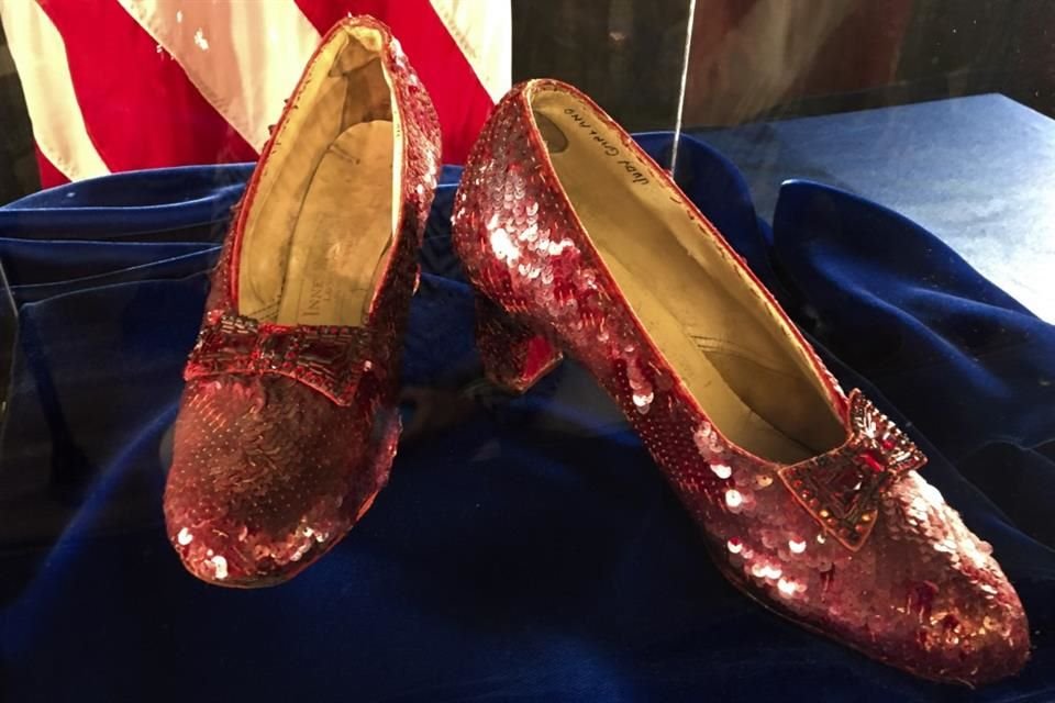 Las zapatillas que usó Judy Garland serán subastadas en diciembre.