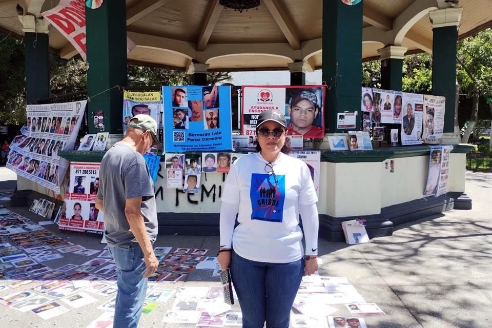 La madre buscadora Claudia Irasema García Rosas durante la exposición de fotografías de víctimas en el kiosco de la plaza central de Chilpancingo, Guerrero.