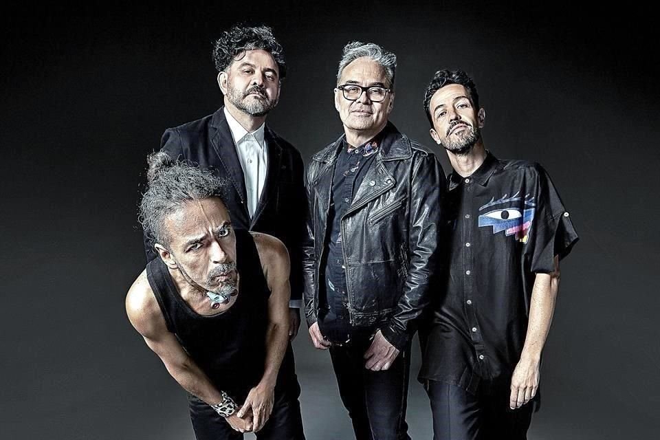 Desde 1989, Rangel es el bajista y contrabajista de Café Tacvba.