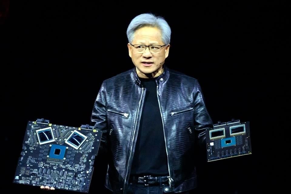 Jensen Huang, CEO de Nvidia, muostró los chips durante la Conferencia anual de Inteligencia Artificial Nvidia GTC en el Centro SAP en San José, California.