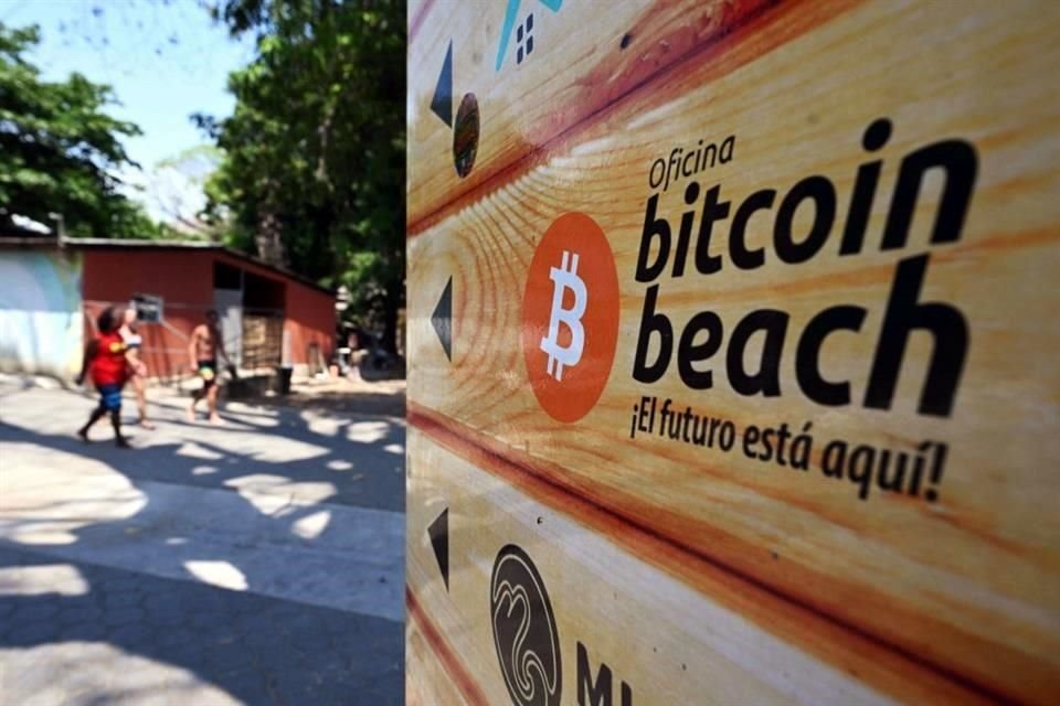 Un cartel que promueve las transacciones de bitcoin se ve en una calle de la playa de El Zonte, El Salvador, uno de los lugares donde más se ha promocionado su uso.