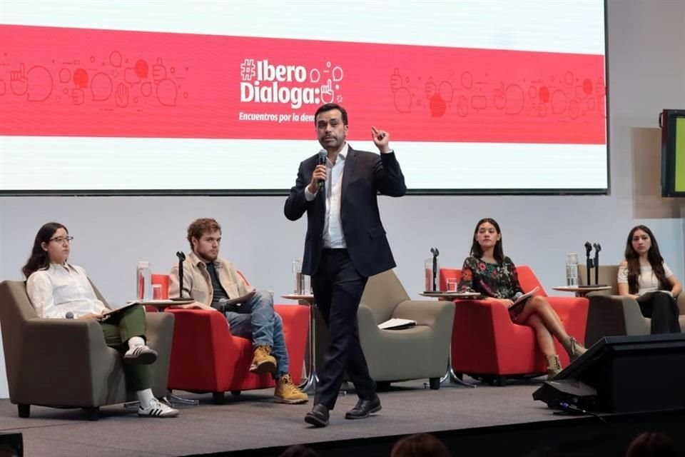 Máynez acudió a un encuentro con estudiantes en la Ibero en Santa Fe.