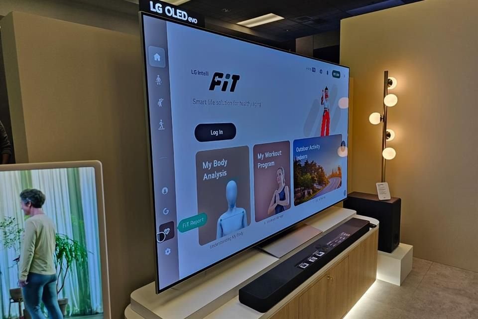 LG presentó en CES 2024 a LG Intelli FiT, una solución basada en IA que usa una cámara y software para personalizar el ejercicio en casa.