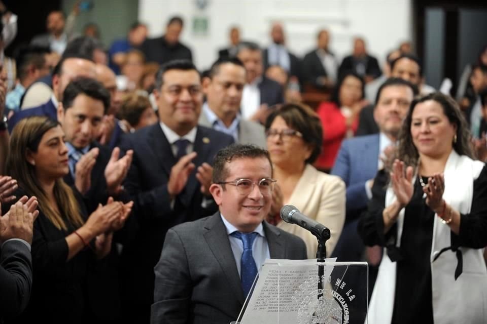 Jaime lsael Mata Salas tomó protesta como alcalde sustituto en la alcaldía.