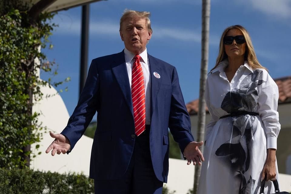 El ex Presidente Donald Trump y su esposa Melania despúes de votar en la primaria republicana de Florida.