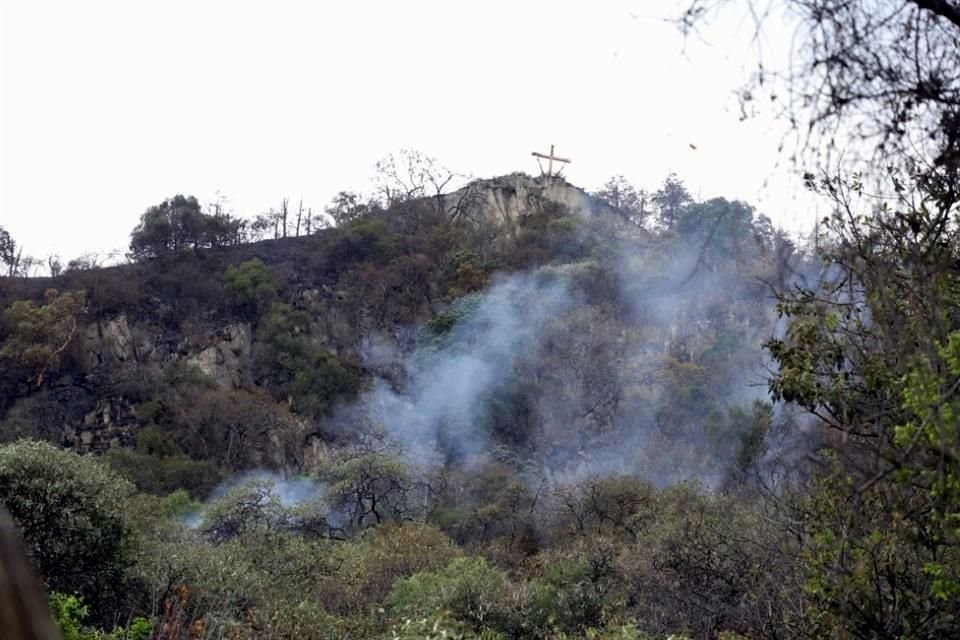 Ayer, todavía algunas brazas se encontraban activas sobre el Cerro de la Cruz, en Tlalpan.