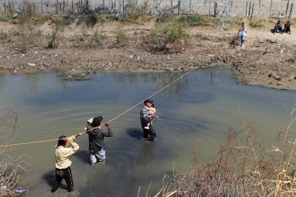 Migrantes cruzan el Río Bravo en la frontera entre México y Estados Unidos, el 19 de marzo del 2024.