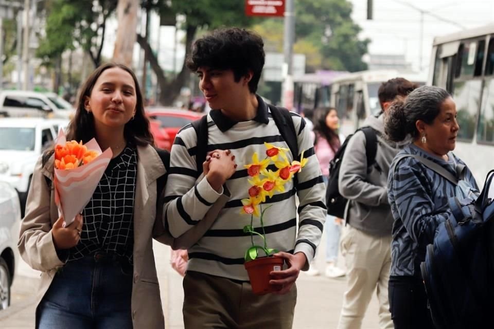 El 65 por ciento de quienes asisten a una casa de estudios particular se inclinaría por casarse.