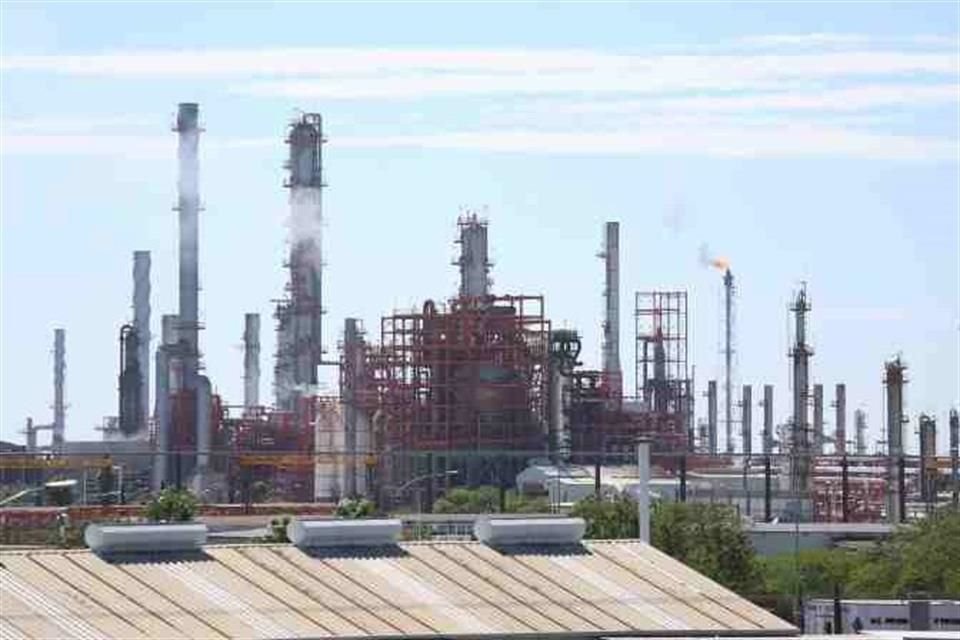 Refinerías de Pemex no cumplen con las normas oficiales del Gobierno federal para capturar el dióxido de azufre que producen, según estudio.