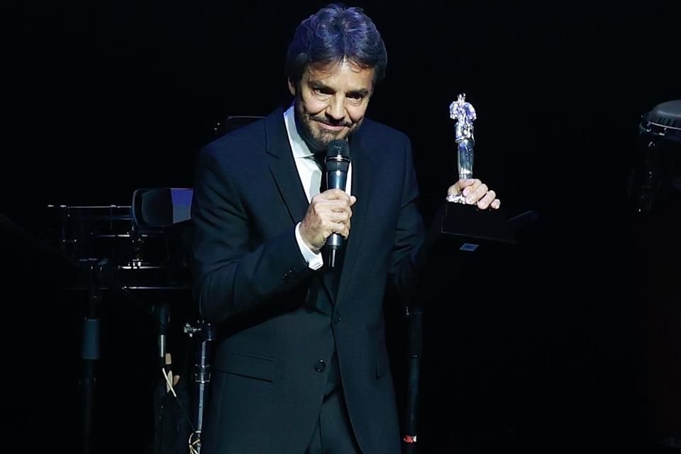 Eugenio Derbez recibiendo el premio de las Diosas de Plata.