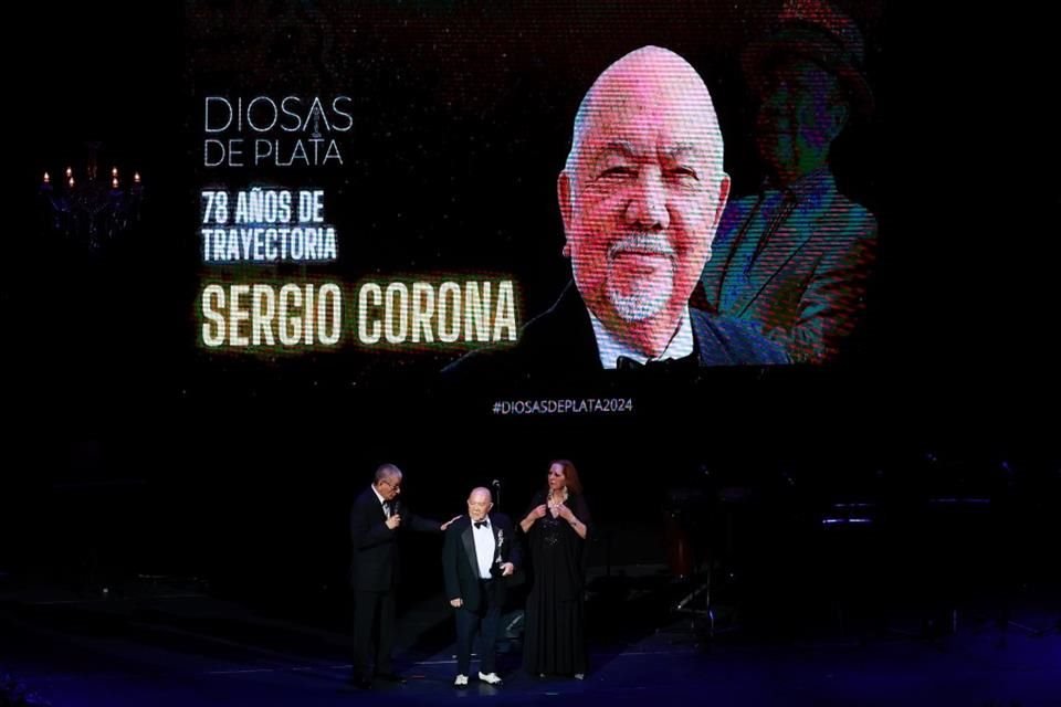 Sergio Corona fue homenajeado por sus 78 años de carrera.