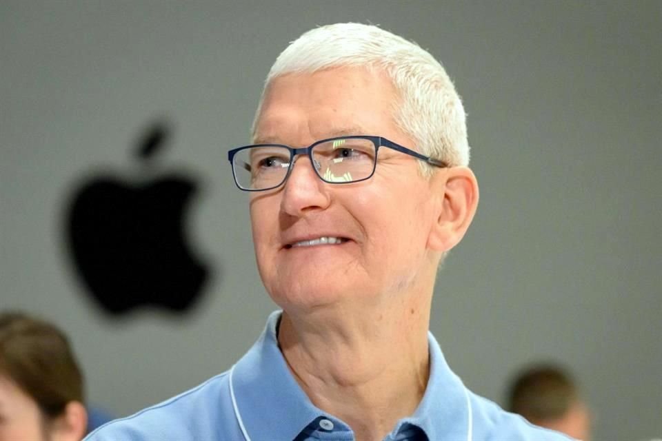 El director ejecutivo de Apple. Tim Cook, está de visita en Shanghai por la inauguración de una nueva tienda minorista y la disminución de las ventas de iPhone en el país.