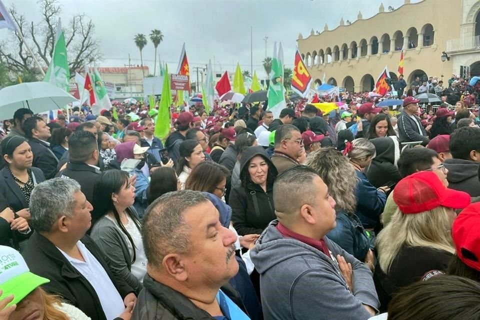 Bajo ligera llovizna, los simpatizantes de Sheinbaum acudieron a la Plaza Hidalgo en Nuevo Laredo.
