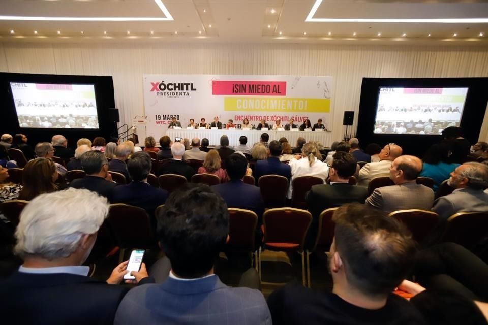 La candidata del bloque opositor Xóchitl Gálvez congregó en el WTC a unos 250 integrantes de la comunidad científica y cultural.