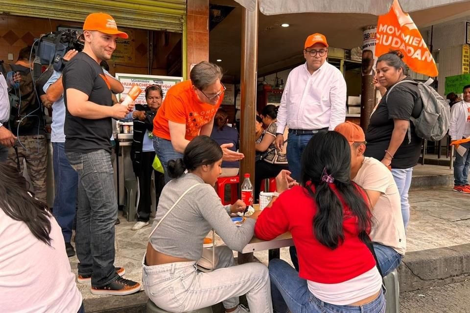 El aspirante Salomón Chertorivski recorrió Mixcoac, repartiendo folletos e interactuando con las personas.