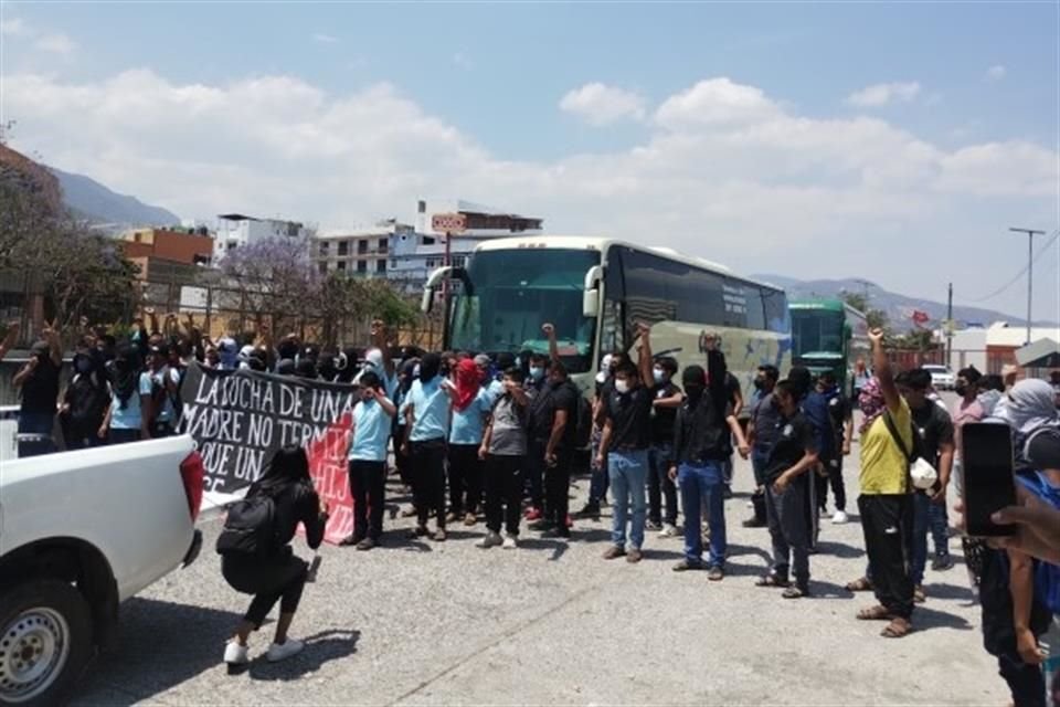 Durante el mitin se exigió al Congreso que no apruebe la designación de un militar como nuevo o nueva titular de la FGE.