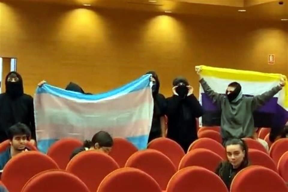 '¡Aquí está la resistencia trans!', '¡No es feminismo si la mujer es trans!' y '¡Fuera transfobia de la universidad!', gritaron manifestantes.