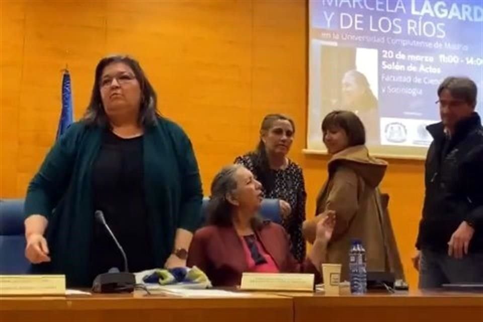 Lagarde salió del auditorio y la seguridad de la escuela pidió a las feministas que se retiraran del sitio.