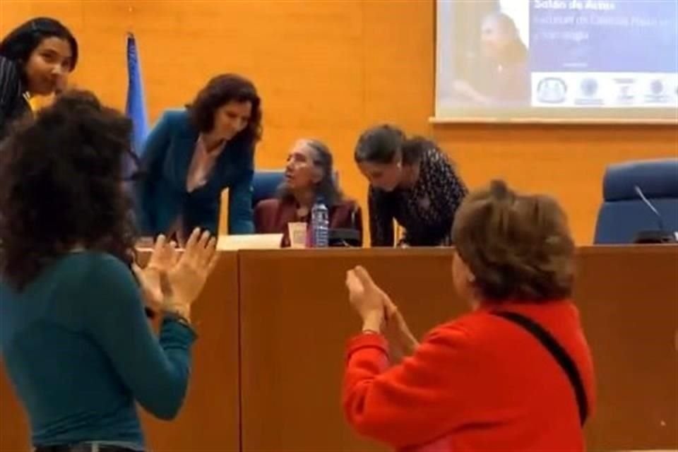 Activistas y estudiantes aplaudieron la visita de Lagarde, al reconocerla como ícono del feminismo.