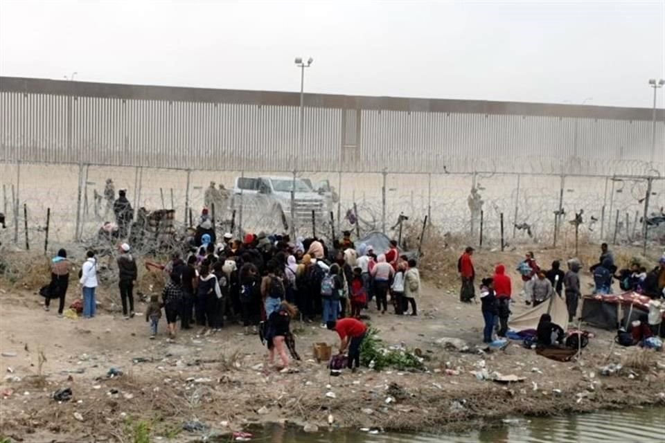 Los migrantes instalaron carpas del lado de EU, frente a la puerta 36, para exigir a las autoridades de ese país dejarles ingresar por Texas.