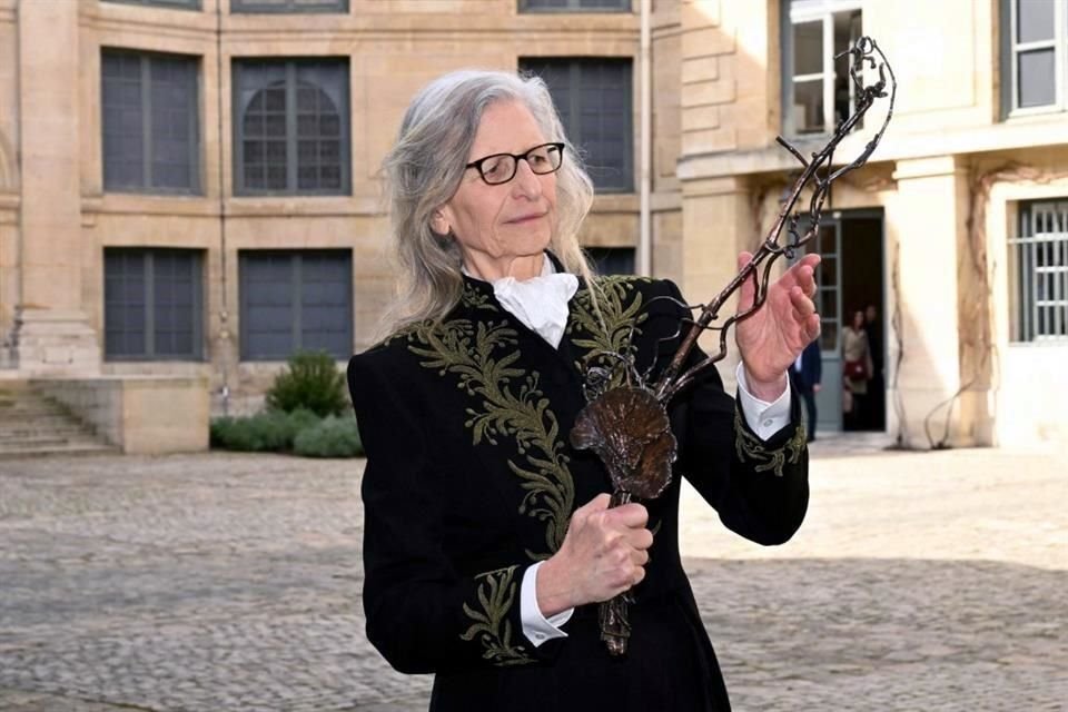 La fotógrafa Annie Leibovitz muestra la espada que la acredita como integrante extrajera de la Academia Francesa de Bellas Artes.