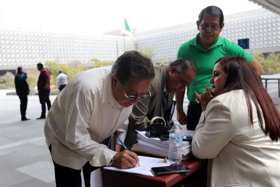 La Diputada Susana Prieto colocó una mesa de recolección de firmas en el patio de la Cámara de Diputados, para promover la discusión de la reducción a 40 horas la jornada laboral.