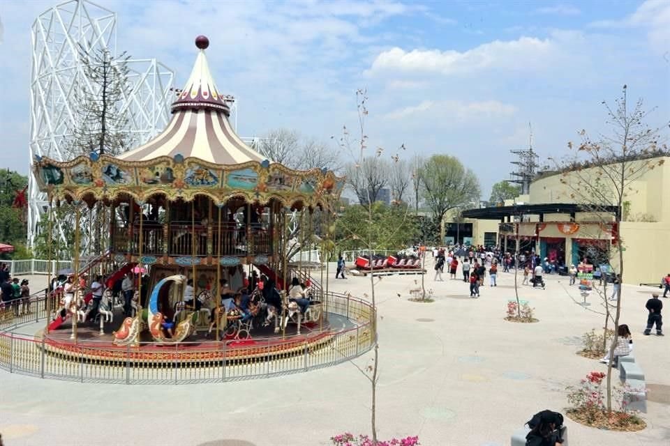 Visitantes hicieron fila durante dos horas para conocer las atracciones.