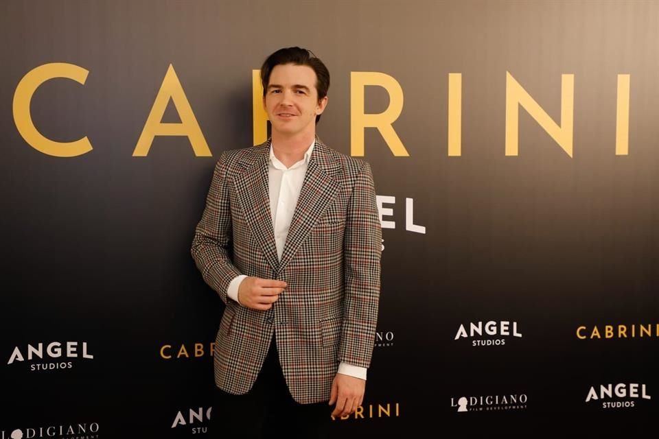 Drake Bell estuvo presente en la alfombra roja de 'Cabrini'.