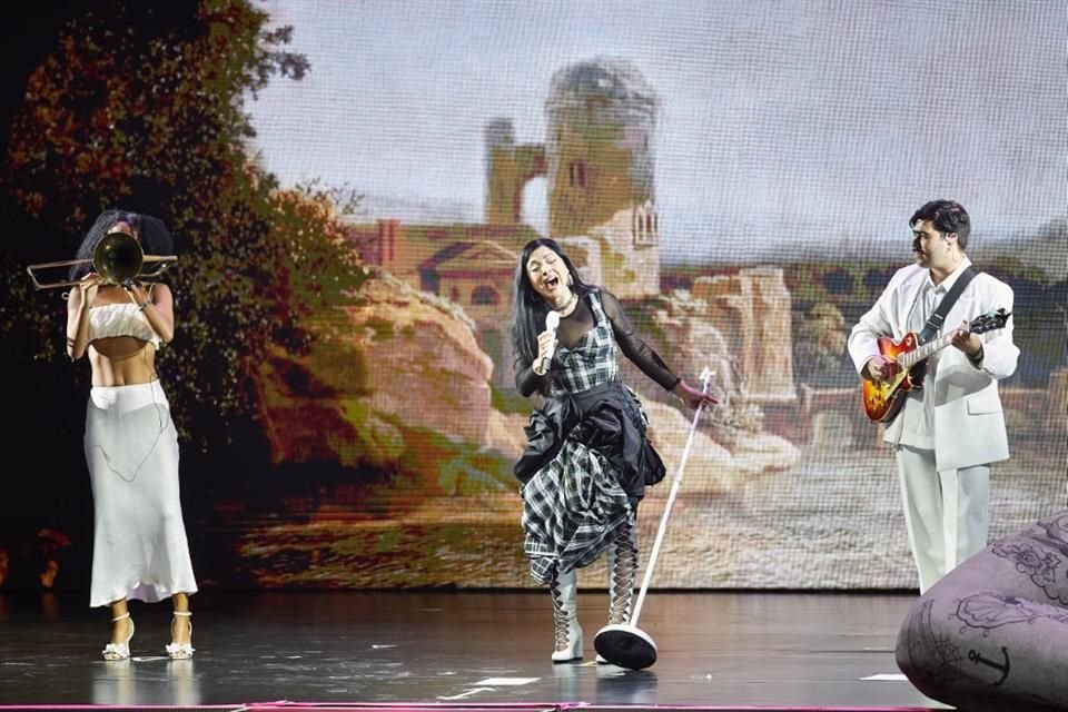 La cantautora Mon Laferte presentó todo un espectáculo en el Auditorio Telmex, como parte de su gira 'Autopoiética'.