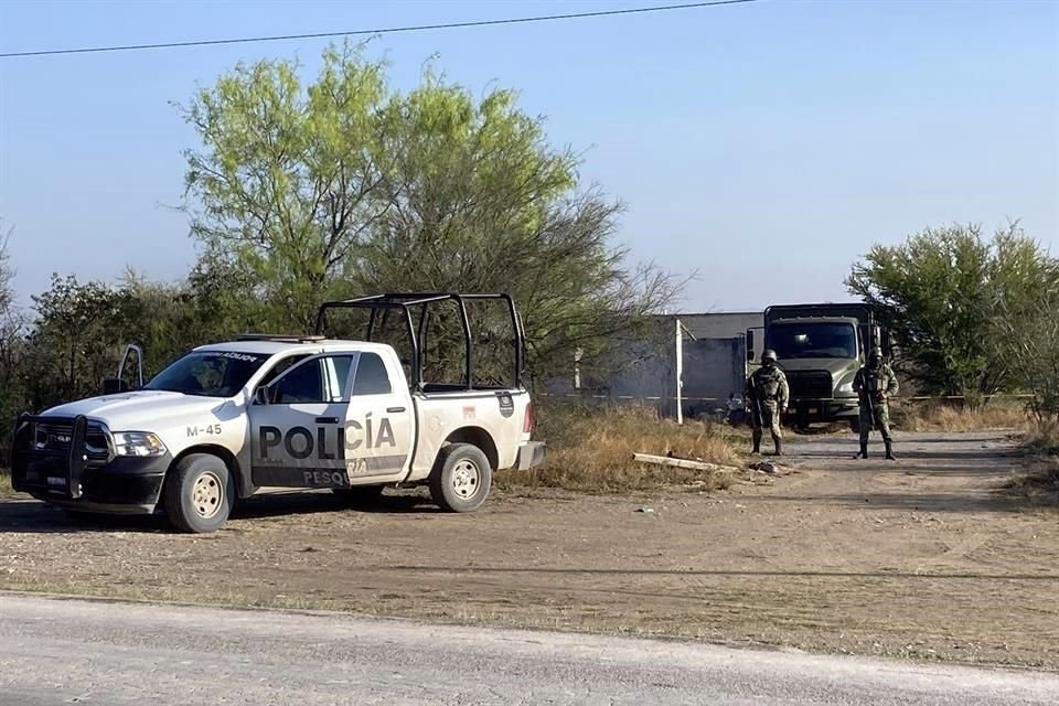 Autoridades continuaron el rastreo de cuerpos en el terreno detrás del Aeropuerto Internacional de Monterrey.