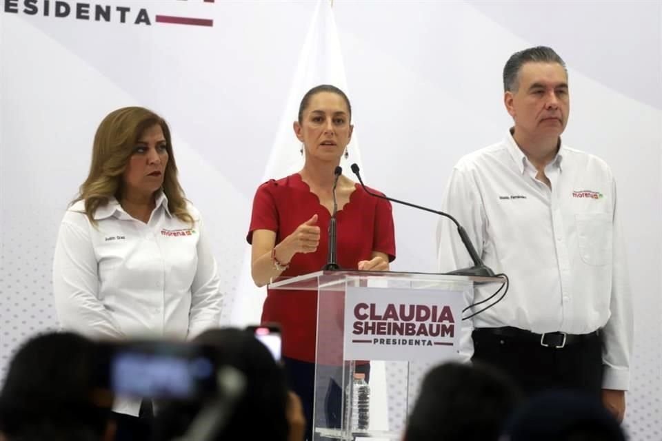 Claudia Sheinbaum,candidata presidencial por Morena, junto a Judtih Díaz y Waldo Fernández, candidatos al Senado.