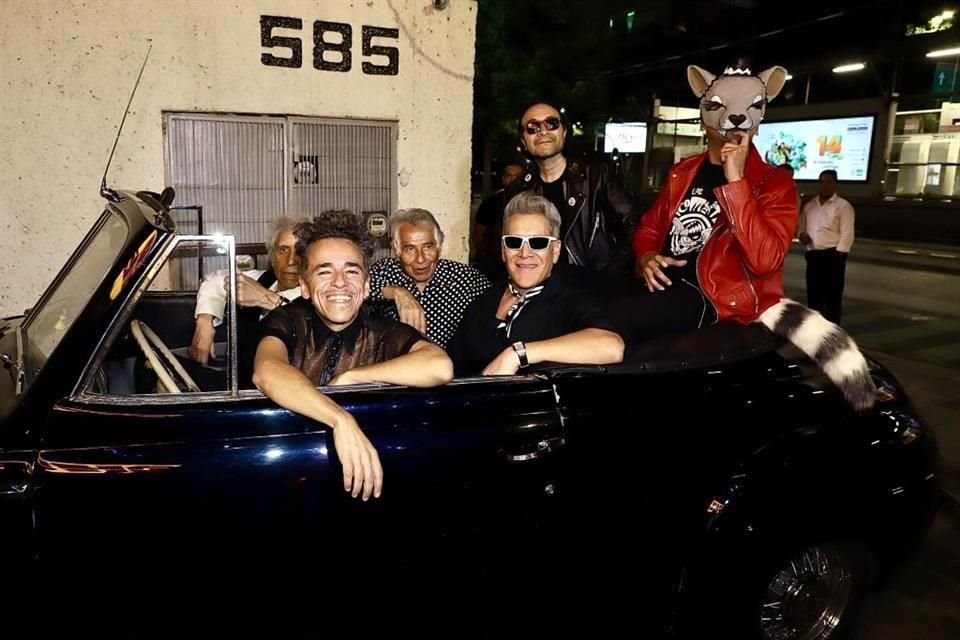 La banda formada por Rubén Albarrán, Rafa Acosta, Rafa Miranda, El Gato y Choco Cizaña: Los K'Comxtles se presentó en un bar de la CDMX.