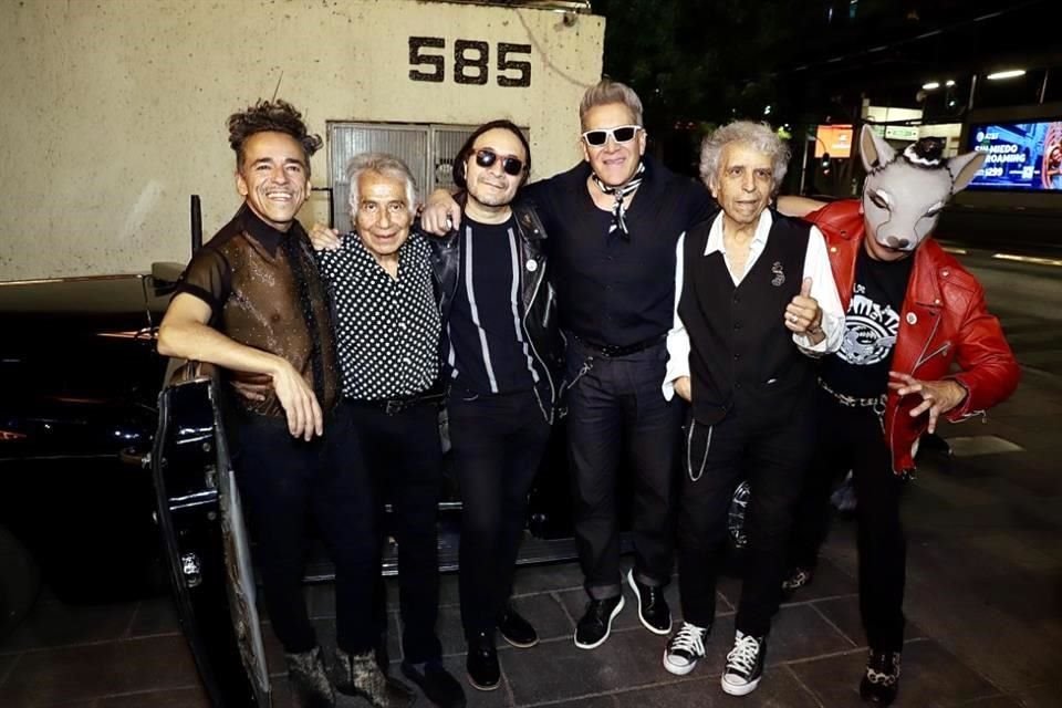 La banda formada por Rubén Albarrán, Rafa Acosta, Rafa Miranda, El Gato y Choco Cizaña: Los K'Comxtles se presentó en un bar de la CDMX.