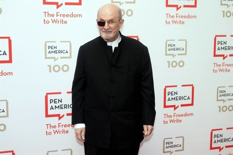 Tras el ataque que sufrió en 2022, Rushdie perdió la visión del ojo derecho. En la imagen, el escritor durante la gala del PEN América en mayo de 2023.