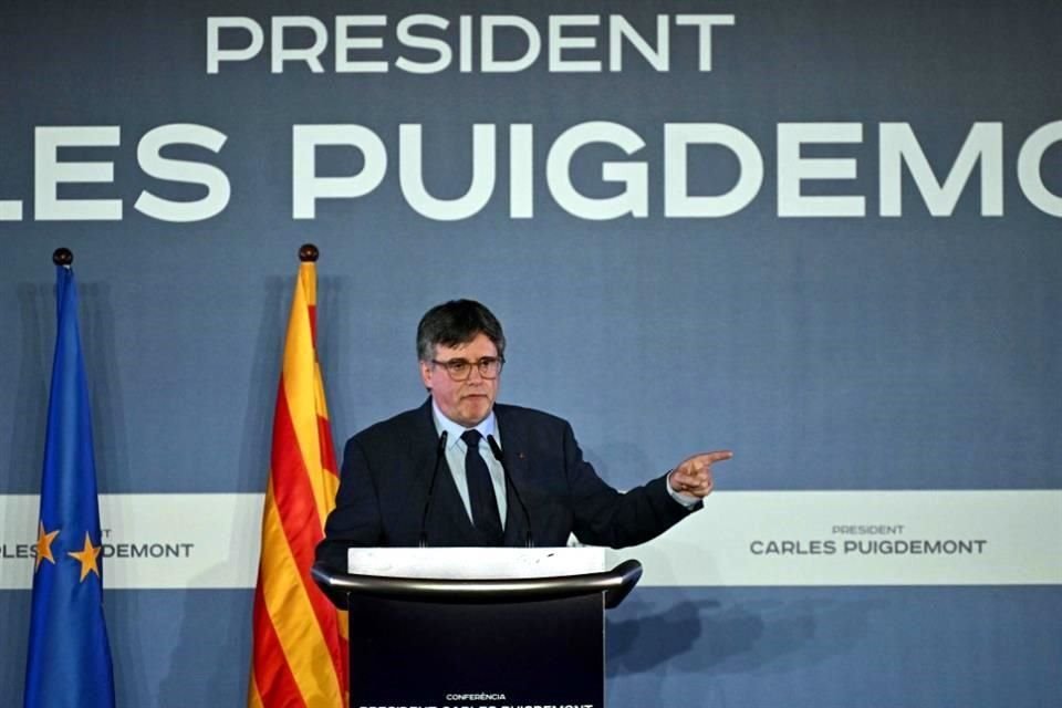 El líder separatista catalán pronuncia un discurso durante una reunión para anunciar su candidatura a las próximas elecciones regionales en Cataluña.