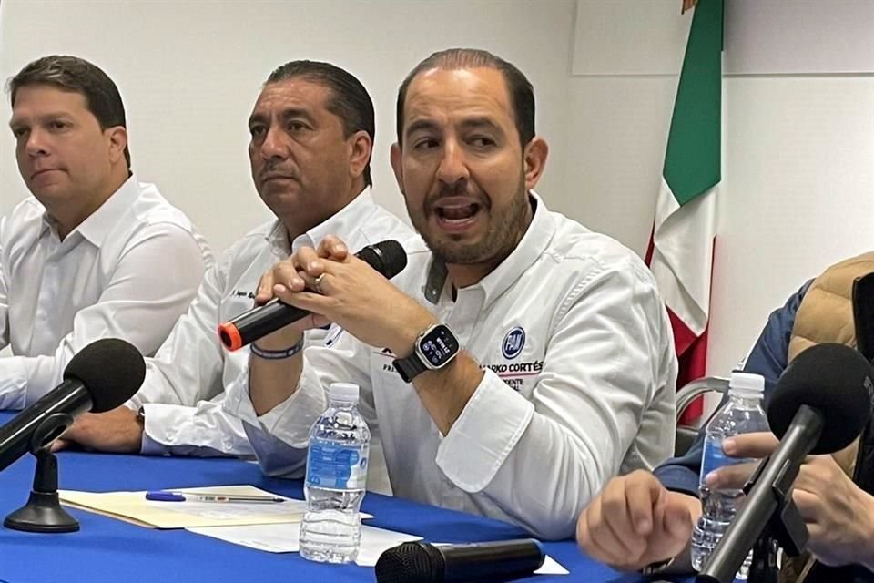 Marko Cortés, líder nacional del PAN, habla durante un evento con candidatos en Reynosa.