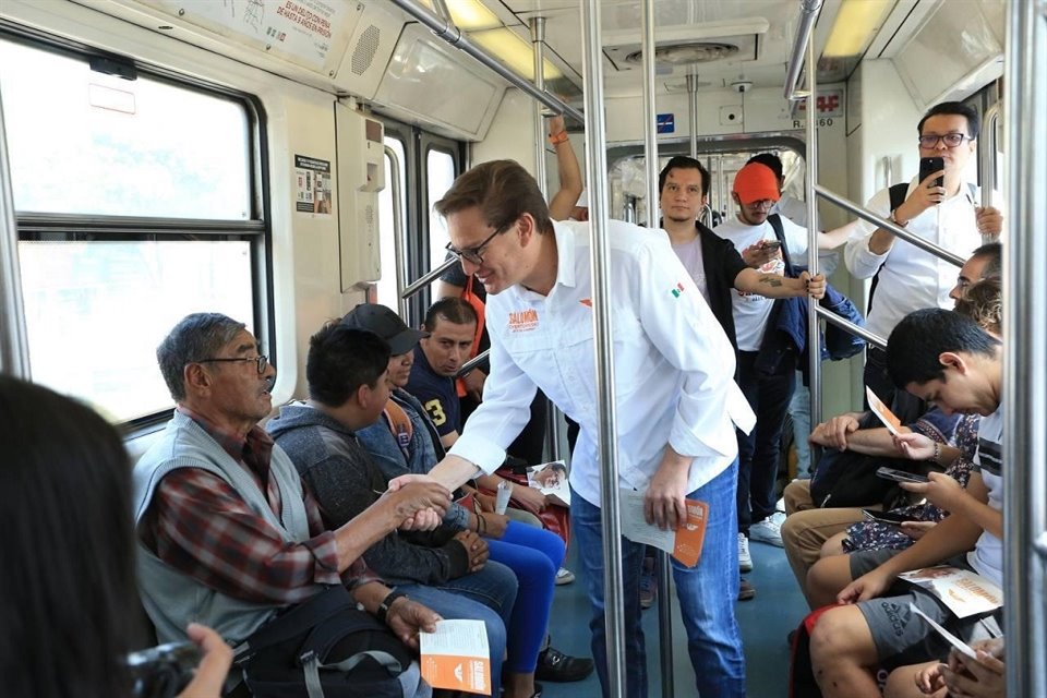 Chertorivski recorrió de Ermita a San Cosme donde conversó con quienes viajaban en estos trayectos del Metro.  