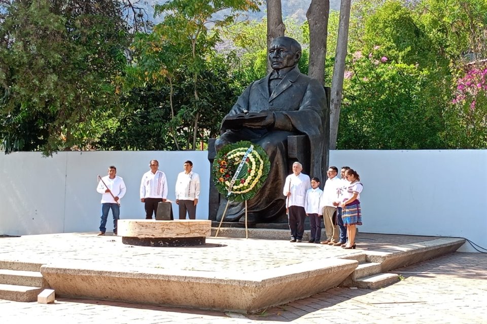 Ante gabinete y gobernadores, AMLO encabezó en Guelatao última ceremonia presidencial por natalicio de Juárez; enalteció su obra y legado.