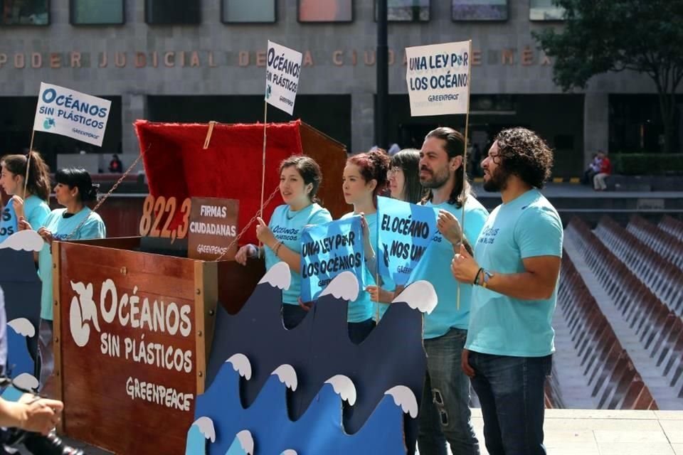 Entregaron a la Cancillería 822 mil 342 firmas de ciudadanos que respaldaron sus exigencias de parar la contaminación plástica. 