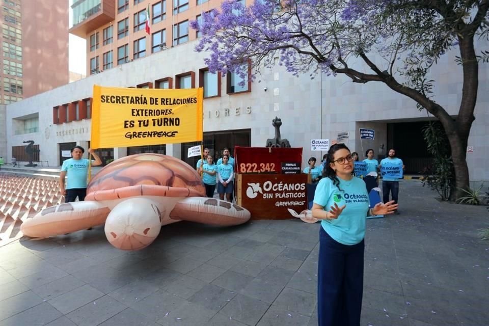 Los manifestantes llevaron una instalación referente a los océanos con olas y tortugas marinas.