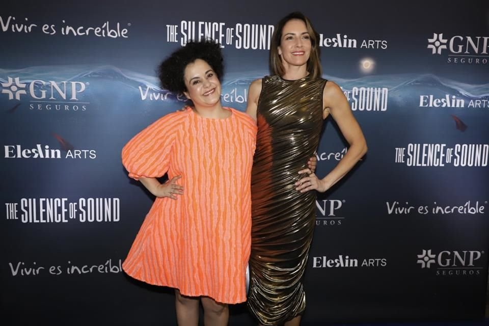 Gabriela Muñoz 'Chula' y Alondra de la Parra en la alfombra azul.